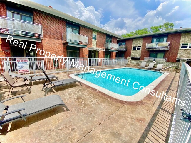 Building Photo - Free Rent Special on 1 Bedroom Condo in We...