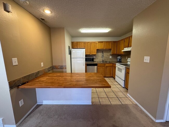Building Photo - Centrally Located 2 Bed 1 Bath Condo in Colorado Springs!!
