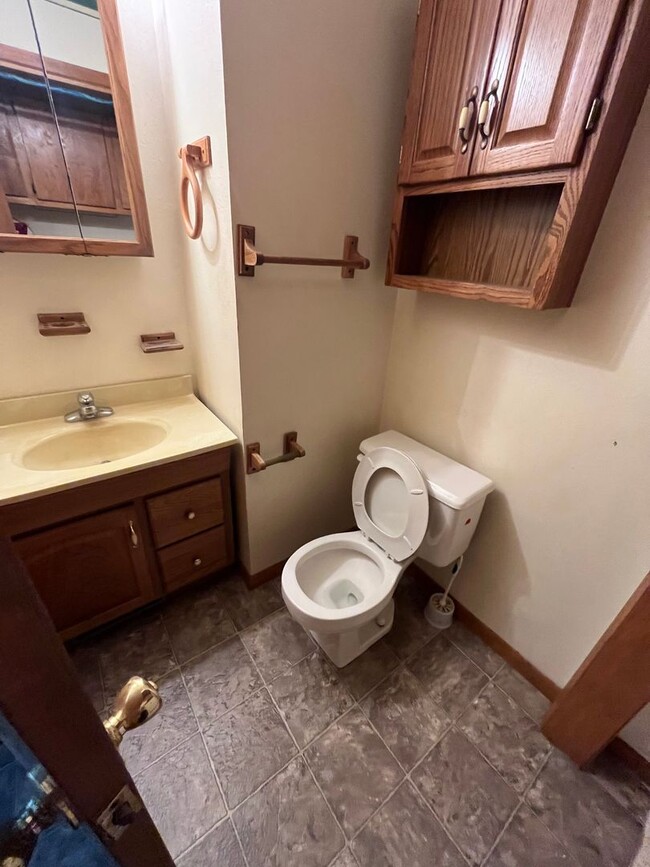 Building Photo - 2 bedroom 1.5 Bathroom House! 1/2 OFF FIRS...