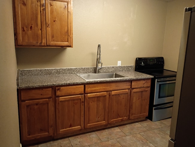 Building Photo - 722 E Cornelia Cir