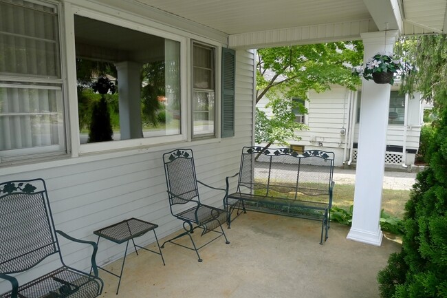 Building Photo - 35 Hillside Ave