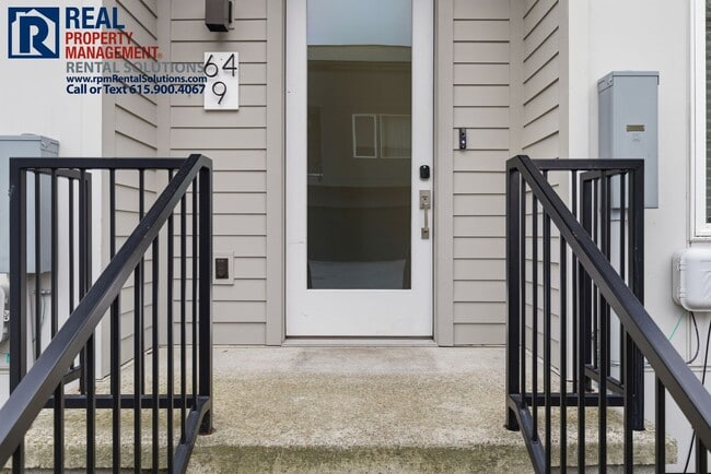 Building Photo - HALF OFF FIRST MONTHS RENT! Lovely 2BR/1.5BA end unit condo 5 mins from Downtown Nashville, washe...