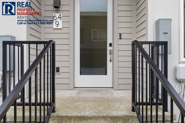 Building Photo - Lovely 2BR/1.5BA end unit condo 5 mins from Downtown Nashville, washer/dryer included!