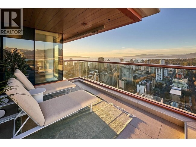 Building Photo - 1482 Robson St