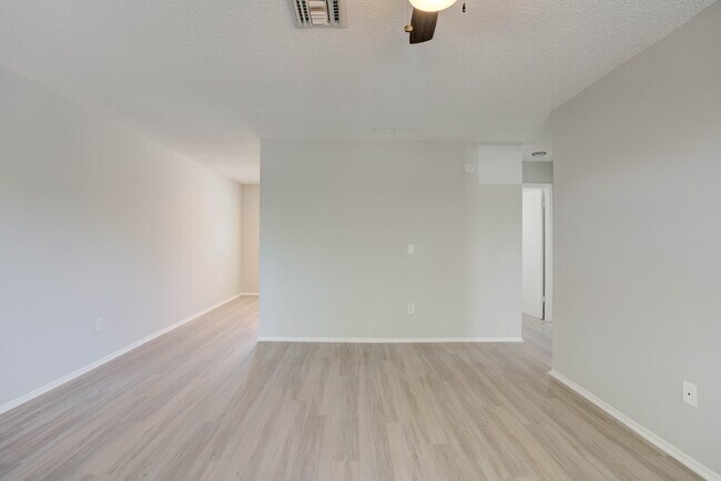 Foto del edificio - 6620 Jupiter Gardens Blvd