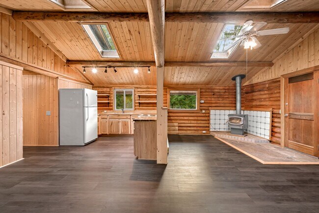 Building Photo - Cozy Log Cabin - 2 bedroom plus Office - W...