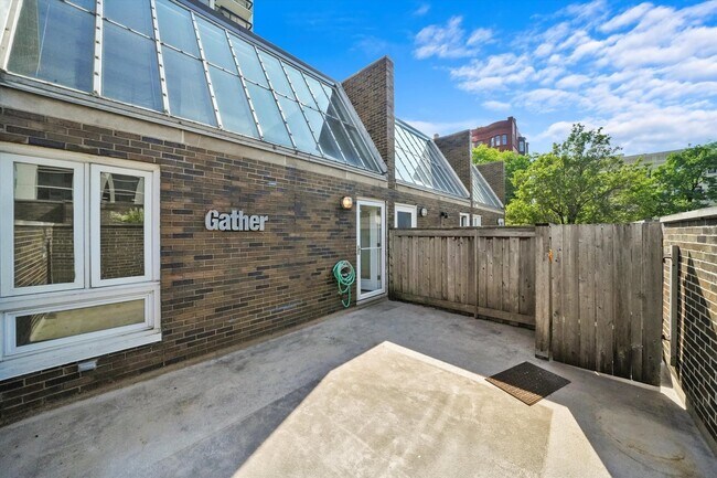 Building Photo - 1533 N Sandburg Terrace