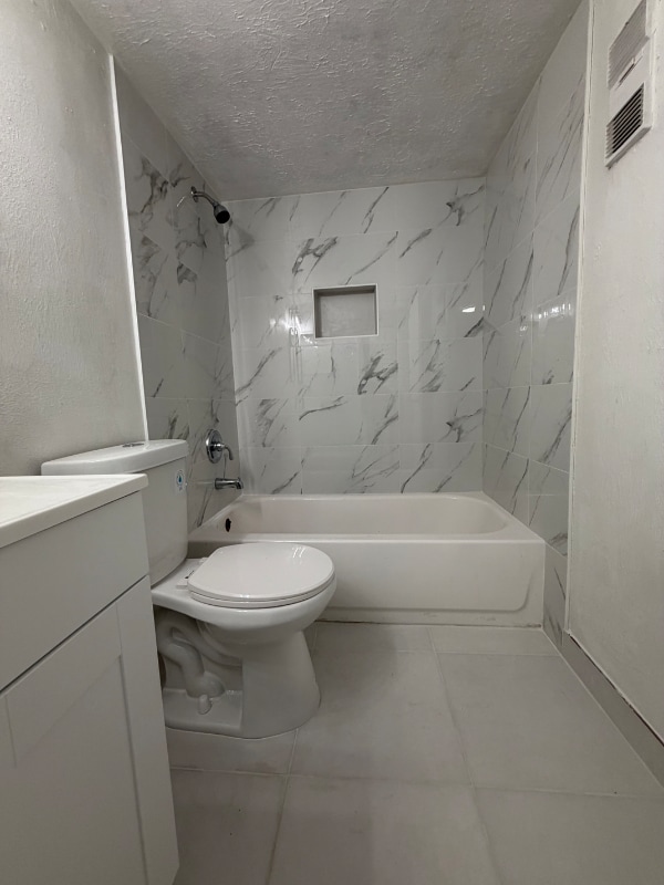 Building Photo - 4136 Lakeside Dr