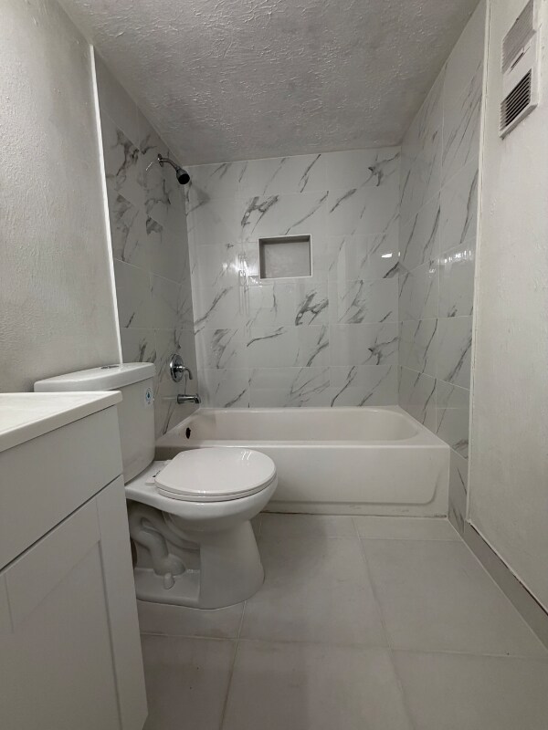 Foto del edificio - 4136 Lakeside Dr