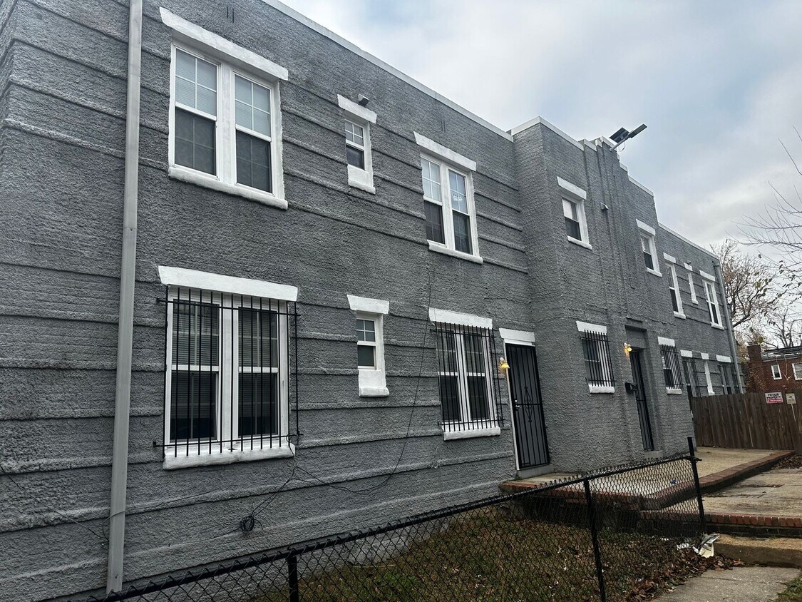 Foto principal - 4632 Hillside Rd SE