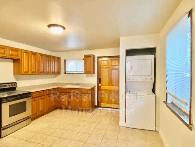 Building Photo - 409 W 38th St