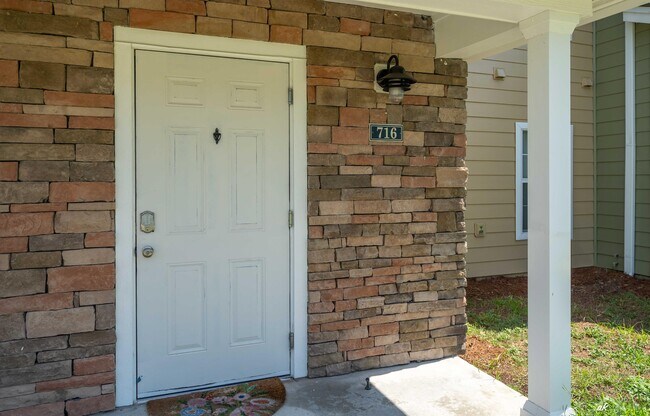 Building Photo - 716 Lighthouse Rd