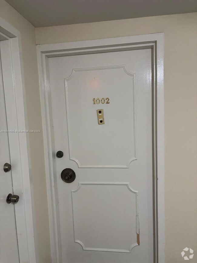 Building Photo - 999 Brickell Bay Dr