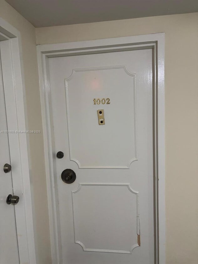 Primary Photo - 999 Brickell Bay Dr