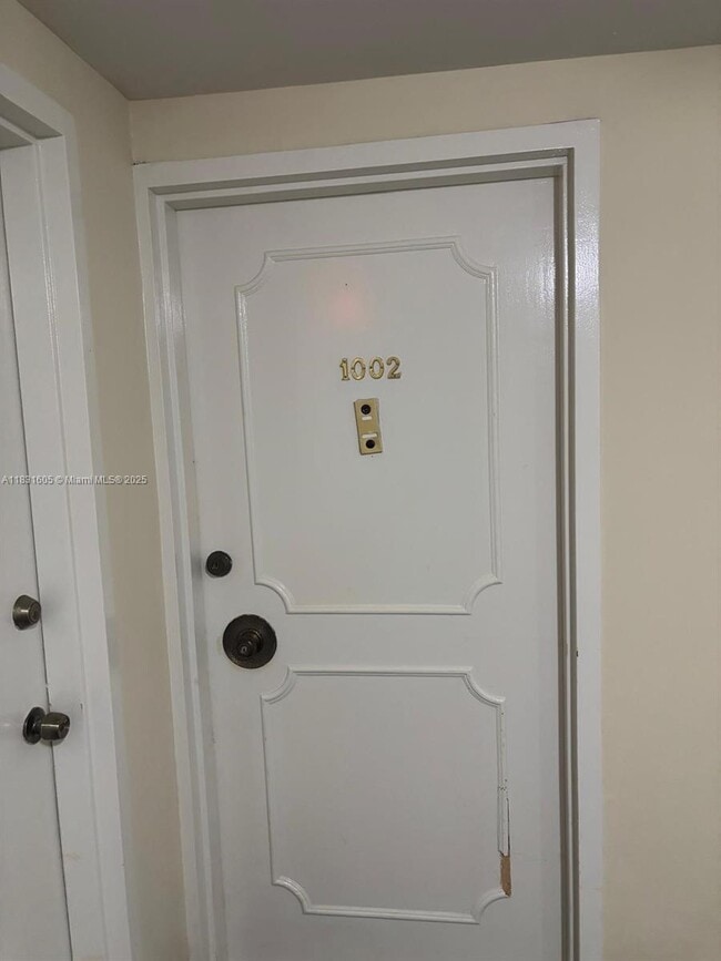 Building Photo - 999 Brickell Bay Dr
