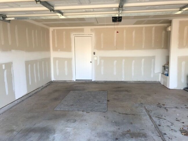 Building Photo - 811 Monarch Way