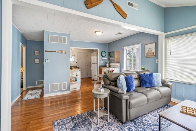 Building Photo - Off Season Rates at Lake Wawasee!