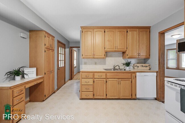 Building Photo - 3 br, 1 bath House - 201-98th Street W
