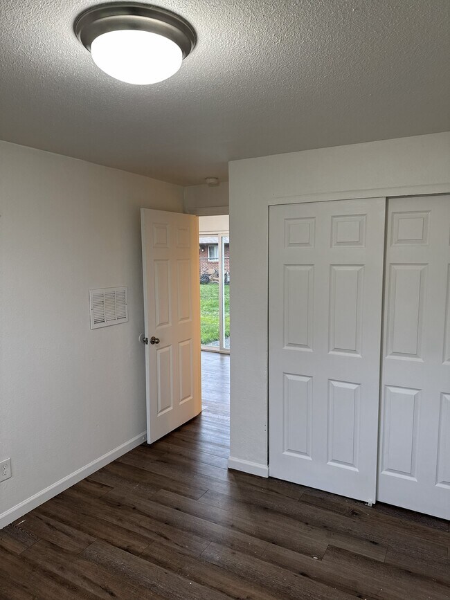 Foto del edificio - 10901 Addison St SW