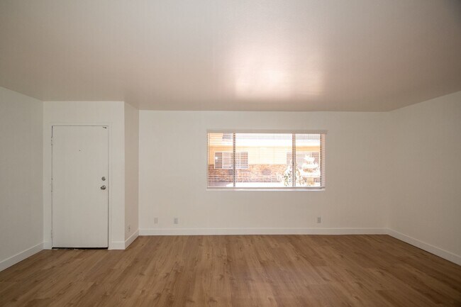 Foto del edificio - 6401 Riverton Ave