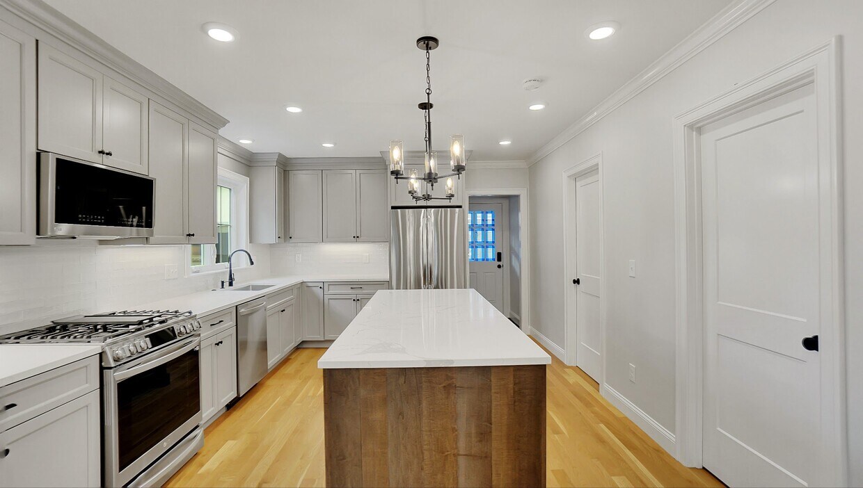 Kitchen Island - 70 Oxford St