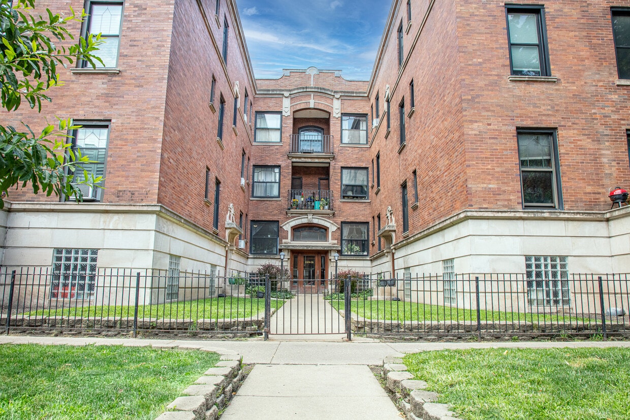 Primary Photo - 1204 W Waveland Ave