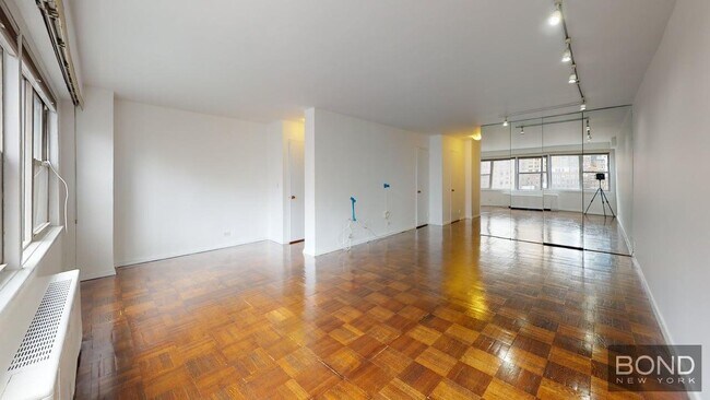 Building Photo - 155 E 34th St