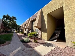 Building Photo - 5440 River Glen Dr