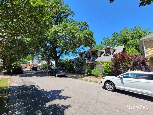Building Photo - 708 Devereux St B Raleigh, NC 27605 Famous...