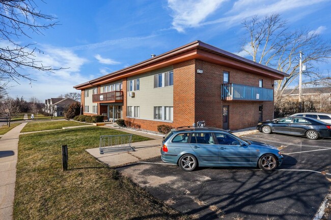 Building Photo - 1156 W Carriage Dr