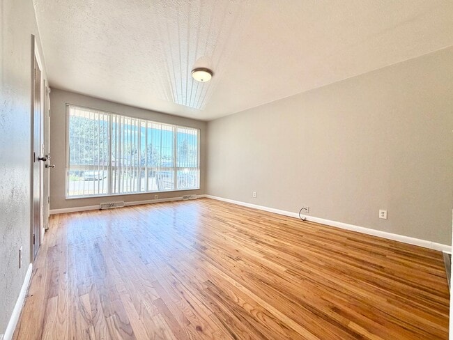 Building Photo - Bright and Spacious Lakewood Duplex Available for Immediate Rental!!!