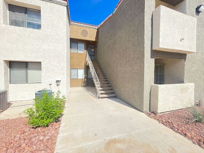 Building Photo - Lovely 2nd floor 3 bedroom condo in Desert...