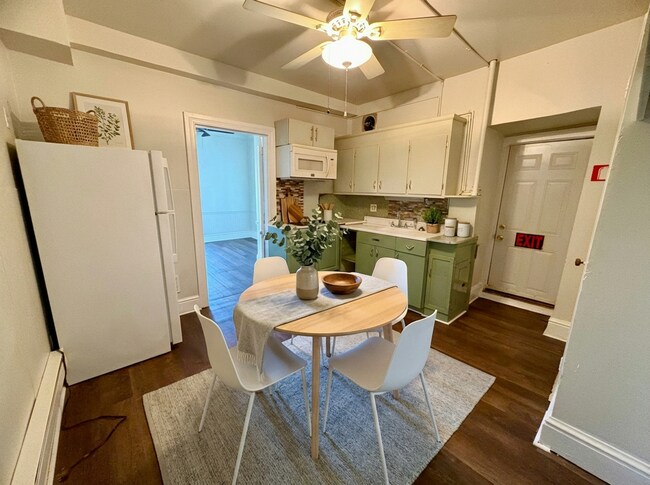 Foto del edificio - 1369 W Market St