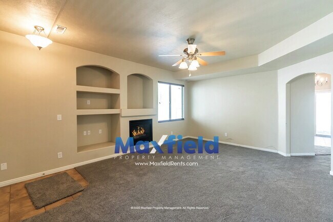 Foto del edificio - Springville 3BD 2.5 BA 2 GAR - Storage Shed and Fenced Yard