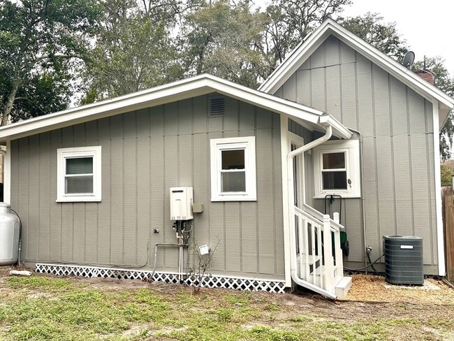 Building Photo - Fernandina Bungalow! Close to Downtown!