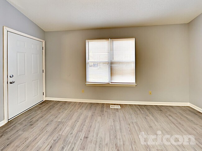 Foto del edificio - 305 Trowbridge Rd