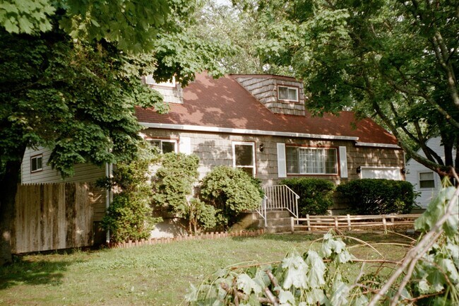 Building Photo - 741 Taylor Ave