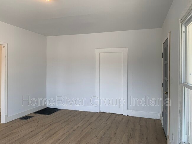 Building Photo - 229 W 38th St