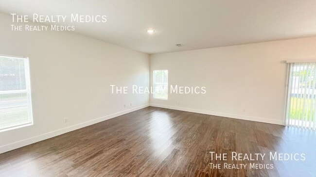 Building Photo - 905 Toluca St SE