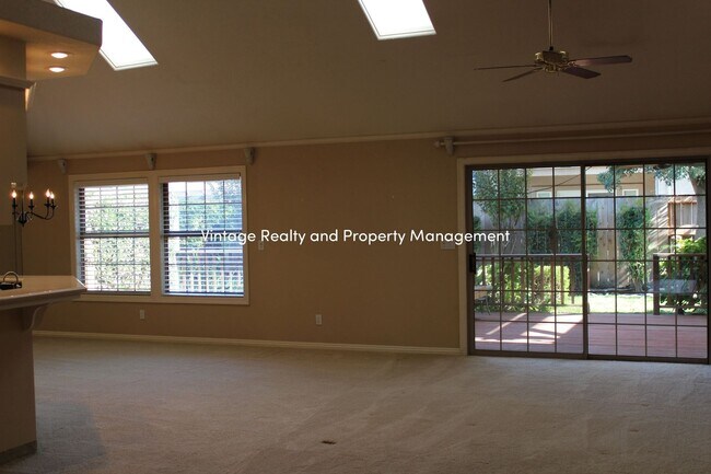 Foto del edificio - Top Of The Line Big 2/3 Bedroom Single Story Home Ready to Go!!!