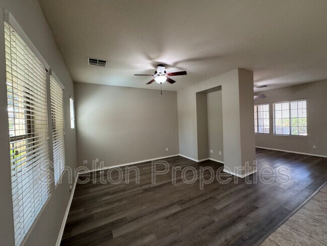 Foto del edificio - 21166 W Main St