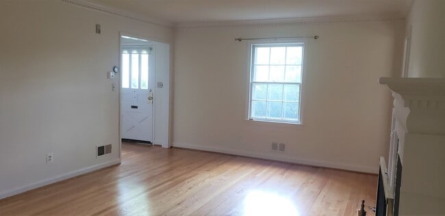 Building Photo - Classic And Stately 5 Bed 3 Bath Colonial ...