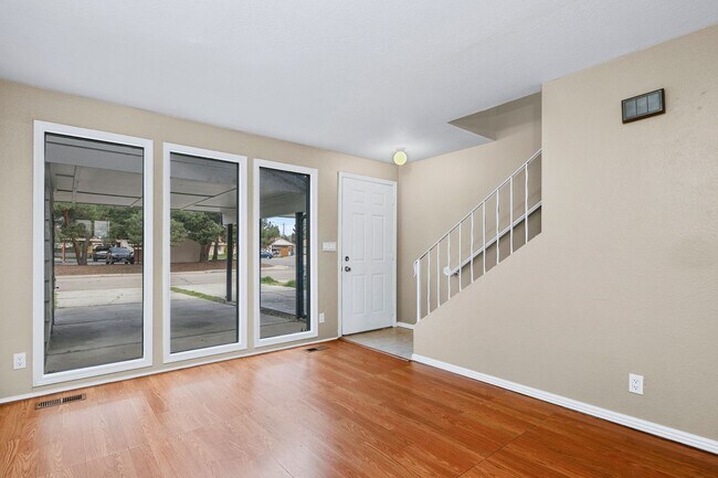 Foto del edificio - 2bed, 1.5 bath Duplex with Covered Carport & Fenced Yard!