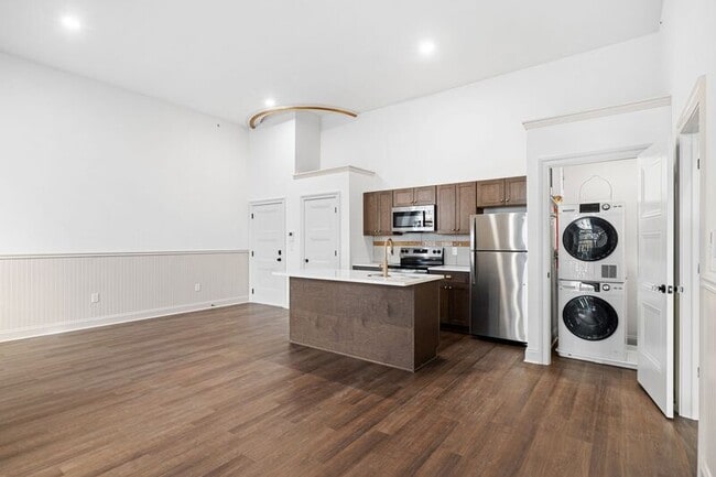 Building Photo - 401 Martin St