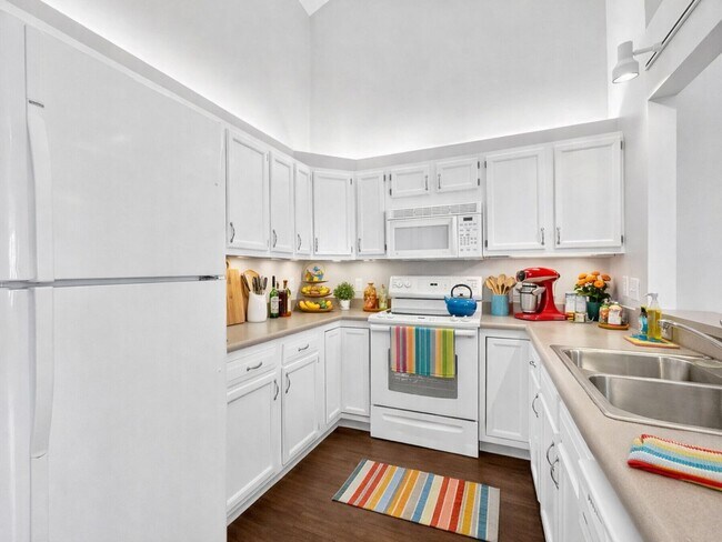 Foto del edificio - Beautiful 2BR 2BA Home w/ Sunroom • Full Kitchen Suite • Attached Garage in Columbus