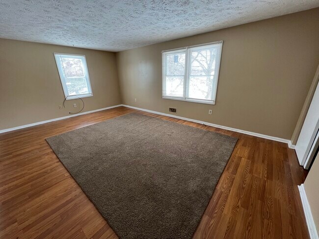 Main bedroom - 752 Ridge Rd