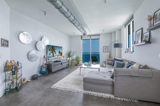 Foto del edificio - 700 NE 25th St