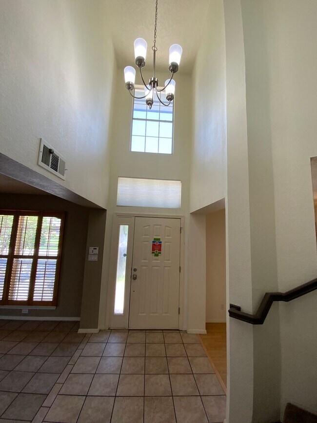 Building Photo - 3 Bedroom Home Available Near Golf Course ...
