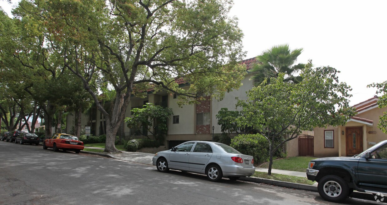 Building Photo - Luxurious Apartments