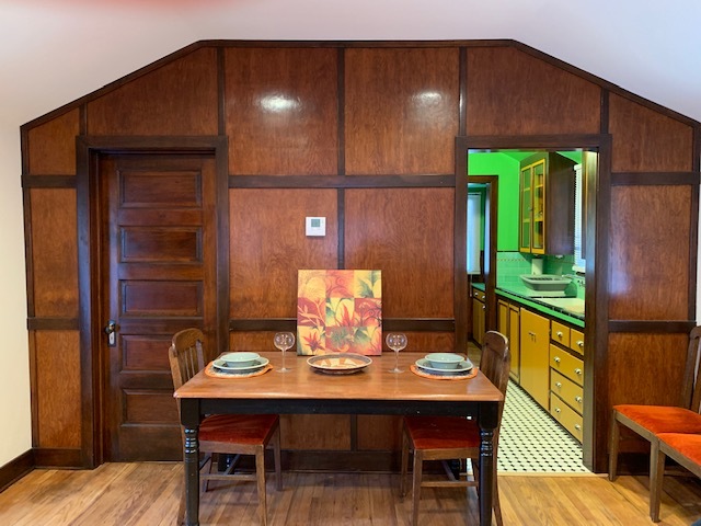 Dining area in living room - 412 Carlisle Blvd NE